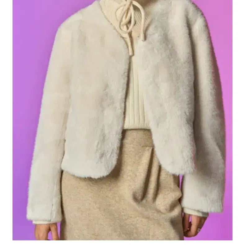 [BUNJANG] KOLEAT V-Neck Fogni Mouton Ivory / KOLEAT 브이넥 포그니 무스탕 아이보리