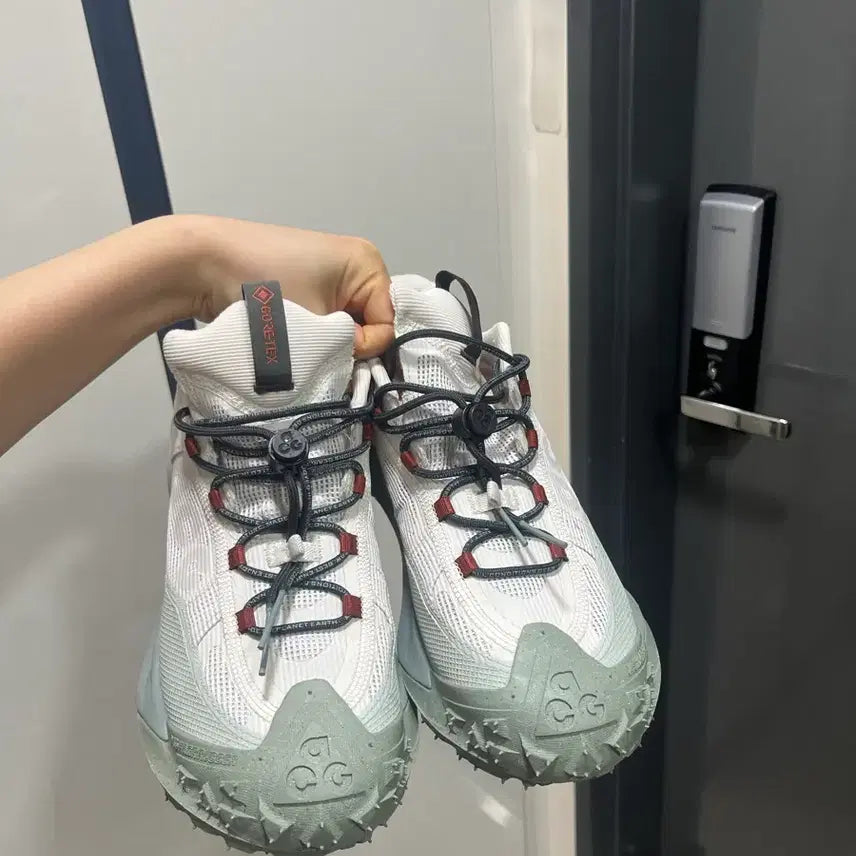 [BUNJANG] Nike ACG Mountain Fly 2 Low Gore-Tex Phantom Dark Smoke Grey Sneakers / 나이키 ACG 마운틴 플라이 2 로우 고어텍스 팬텀 다크 스모크 그레이