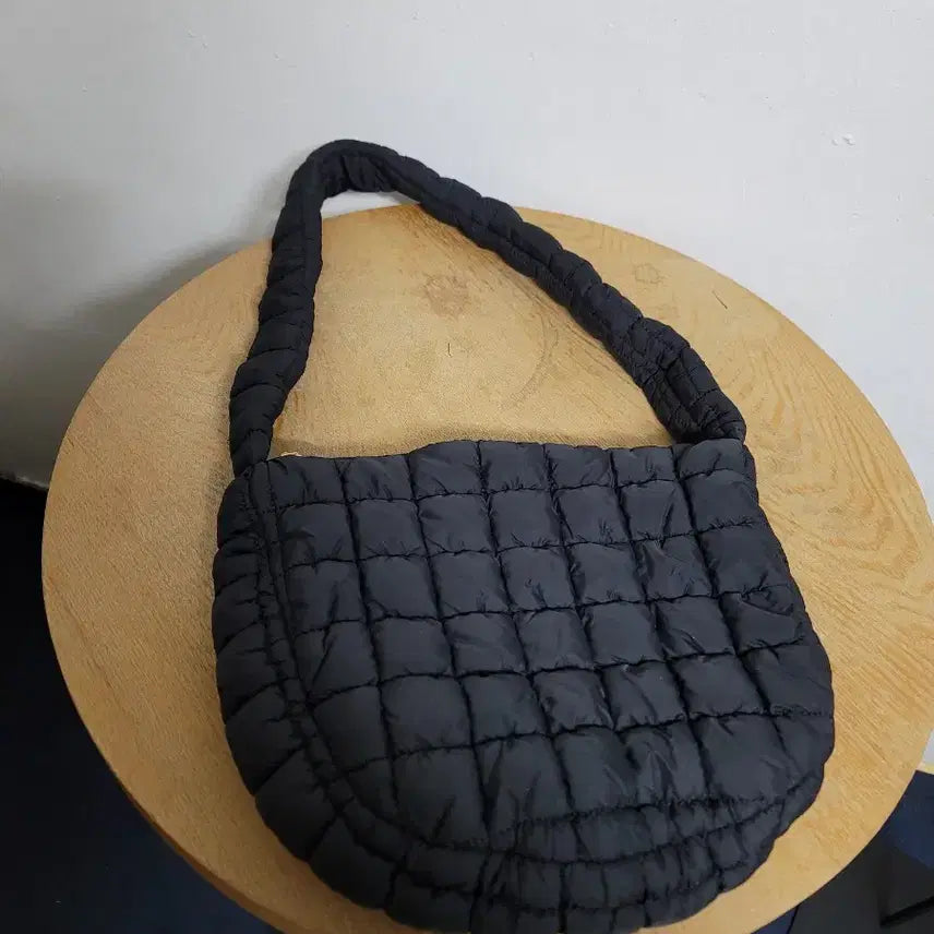 [SOLD OUT] 퀼팅 누빔 호보백 블랙 숄더백
