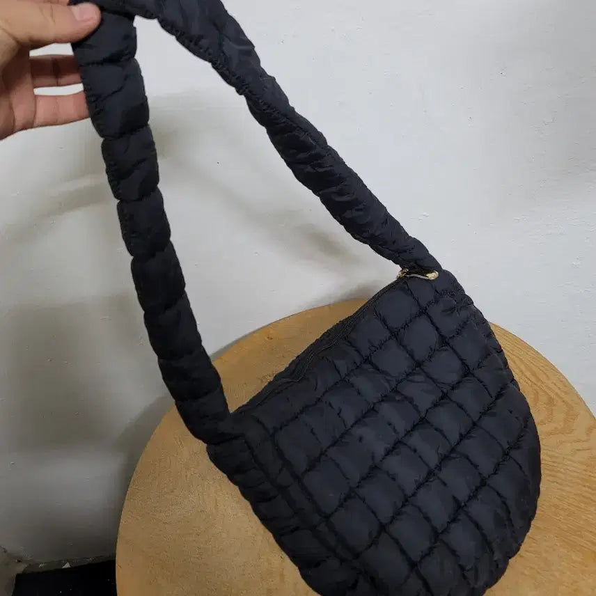 [SOLD OUT] 퀼팅 누빔 호보백 블랙 숄더백