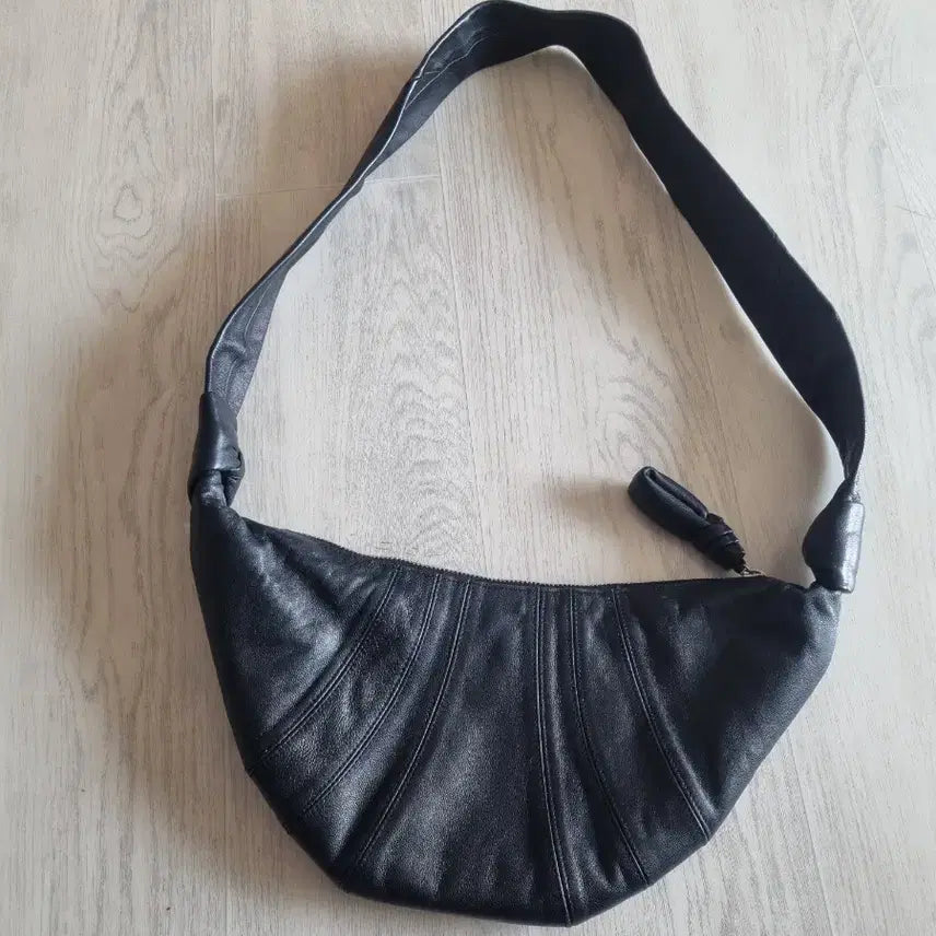 [BUNJANG] Black Leather Hobo Bag / 블랙 가죽 호보 숄더앤크로스백