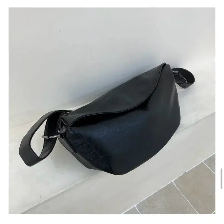 [BUNJANG] Black Leather Crossbody Shoulder Bag / 블랙 레더 크로스백 숄더백