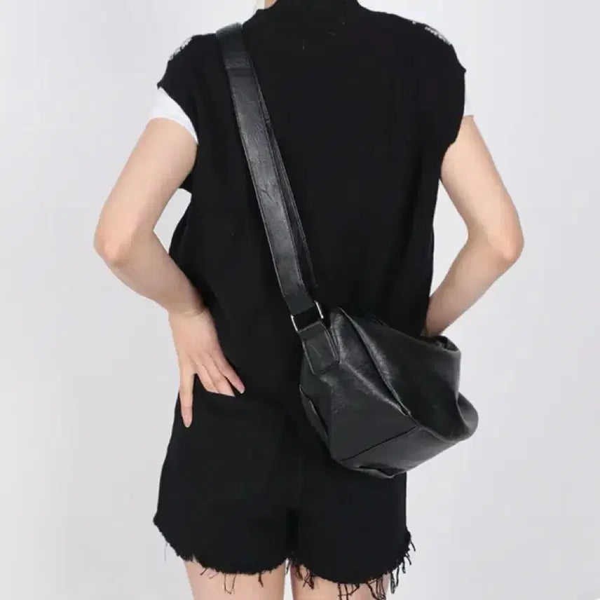 [BUNJANG] Black Leather Crossbody Shoulder Bag / 블랙 레더 크로스백 숄더백