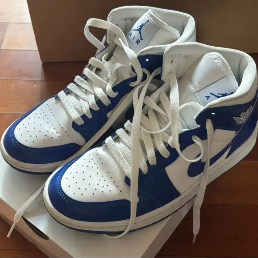 [SOLD OUT] 조던 1 미드 하이퍼 로얄 우먼스 245