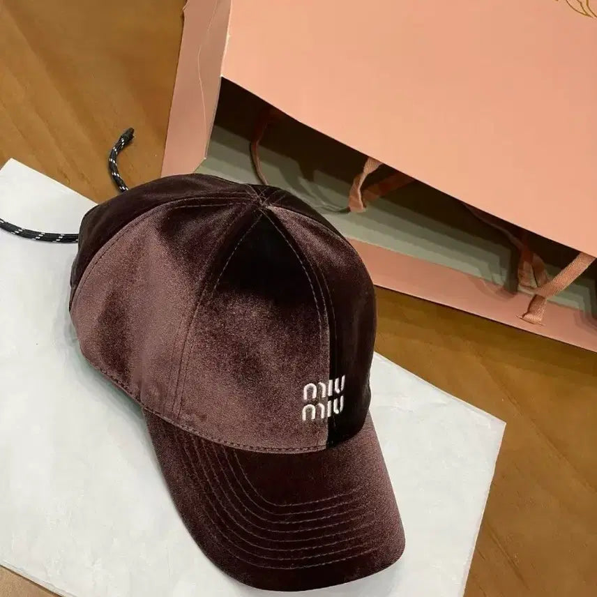 [BUNJANG] Miu Miu Velvet Ball Cap / 미우미우 벨벳 볼캡