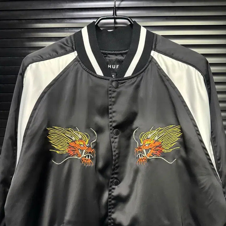 [BUNJANG] HUF Dragon Embroidered Souvenir Jacket / HUF 허프 용 드래곤 자수 스카쟌 스카쟌 야구 점퍼 블랙 화이트 일본