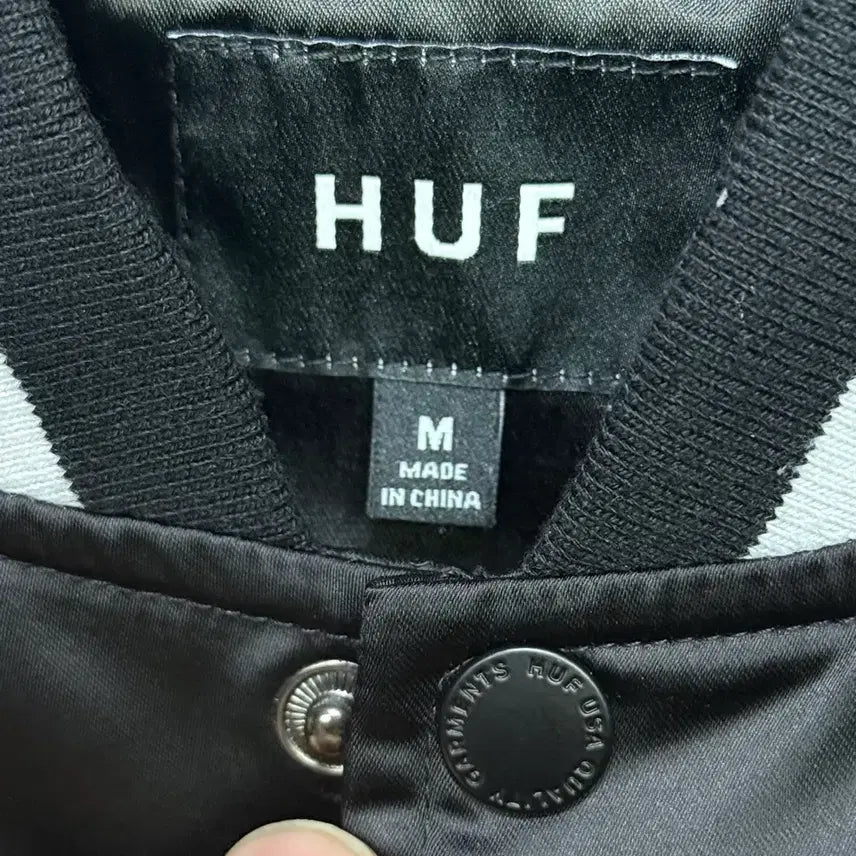 [BUNJANG] HUF Dragon Embroidered Souvenir Jacket / HUF 허프 용 드래곤 자수 스카쟌 스카쟌 야구 점퍼 블랙 화이트 일본