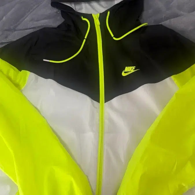 [SOLD OUT] 나이키 윈드러너 바람막이 M