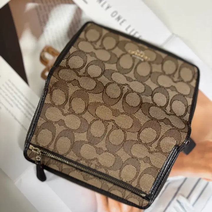 [BUNJANG] Coach Signature Brown Zip Around Wallet / 코치 시그니처 브라운 지퍼 지갑