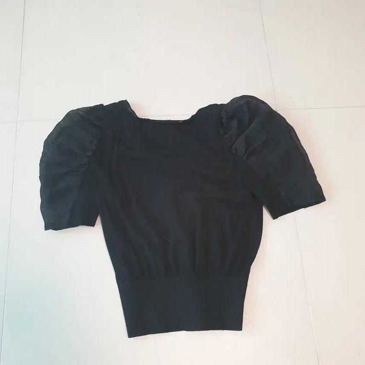 [SOLD OUT] 에고이스트 블랙 셔링 퍼프 반팔 블라우스