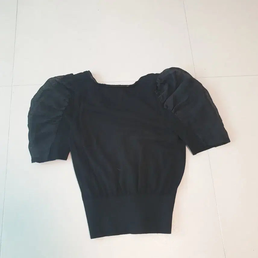 [SOLD OUT] 에고이스트 블랙 셔링 퍼프 반팔 블라우스