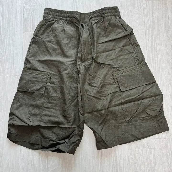 [BUNJANG] Uniqlo Nylon Ripstop Cargo Bermuda Shorts / 유니클로 나일론 립스탑 카고 버뮤다 반바지 S사이즈 카키