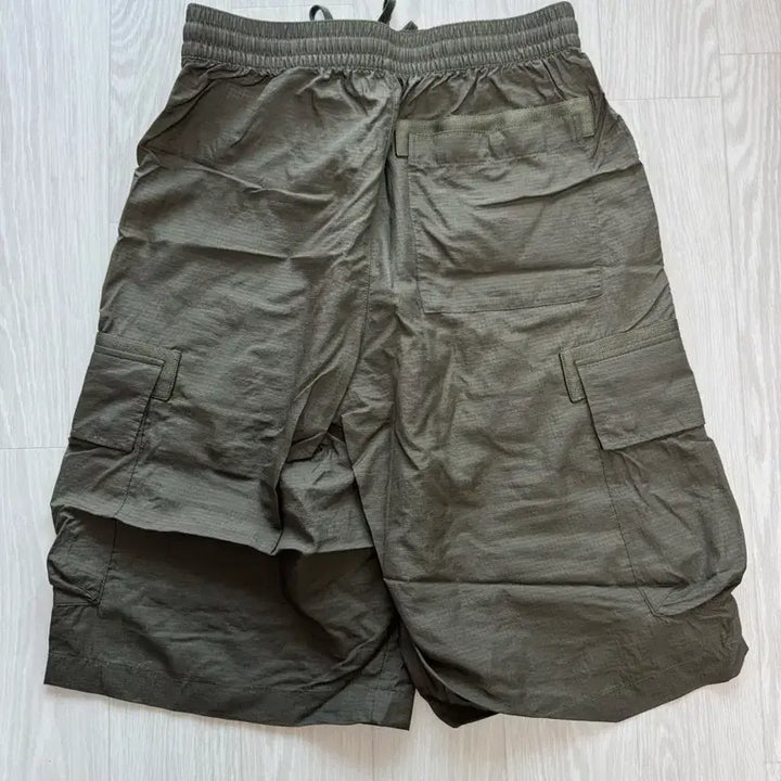 [BUNJANG] Uniqlo Nylon Ripstop Cargo Bermuda Shorts / 유니클로 나일론 립스탑 카고 버뮤다 반바지 S사이즈 카키