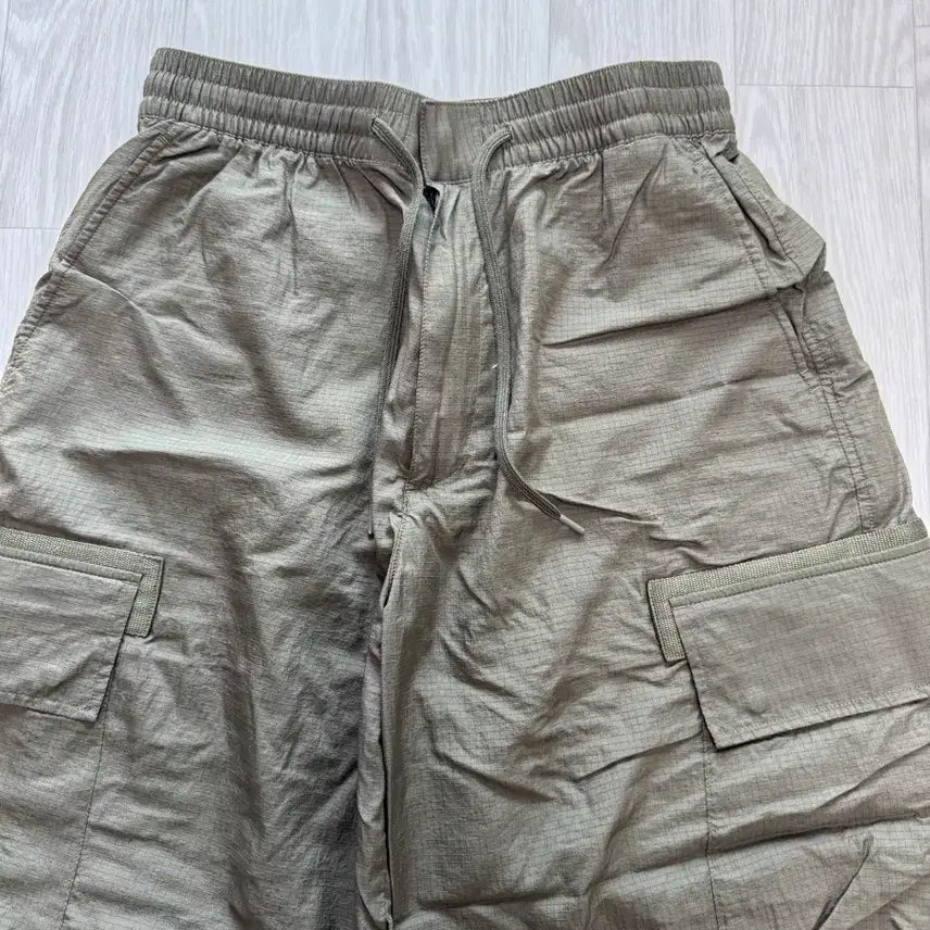 [BUNJANG] Uniqlo Nylon Ripstop Cargo Bermuda Shorts / 유니클로 나일론 립스탑 카고 버뮤다 반바지 S사이즈 카키