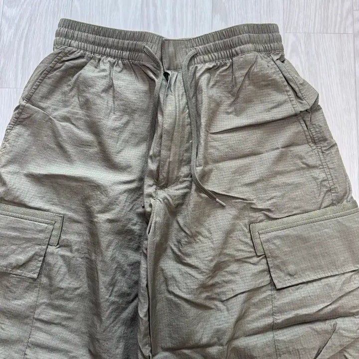 [BUNJANG] Uniqlo Nylon Ripstop Cargo Bermuda Shorts / 유니클로 나일론 립스탑 카고 버뮤다 반바지 S사이즈 카키