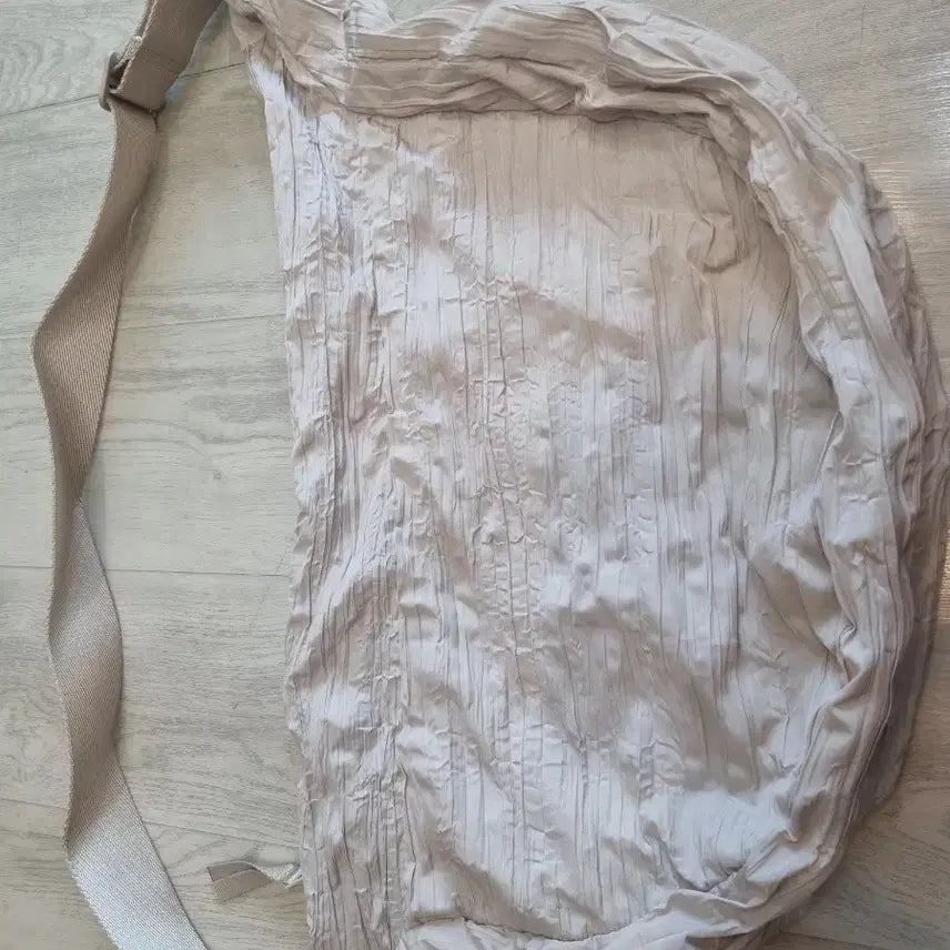 [BUNJANG] COS Cream Half Moon Crossbody Bag / 코스 크림  반달크로스