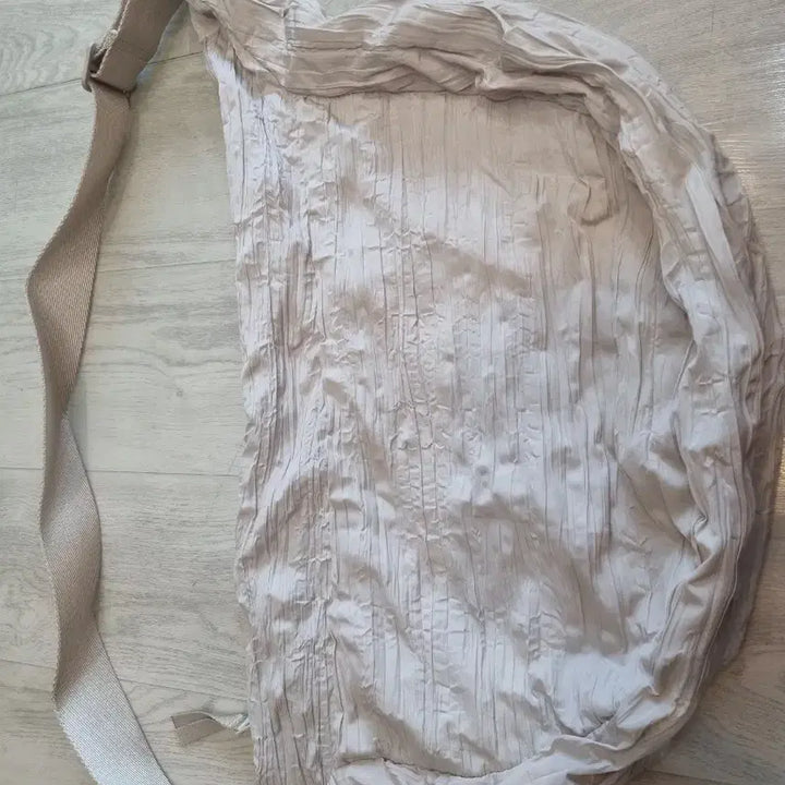 [BUNJANG] COS Cream Half Moon Crossbody Bag / 코스 크림  반달크로스