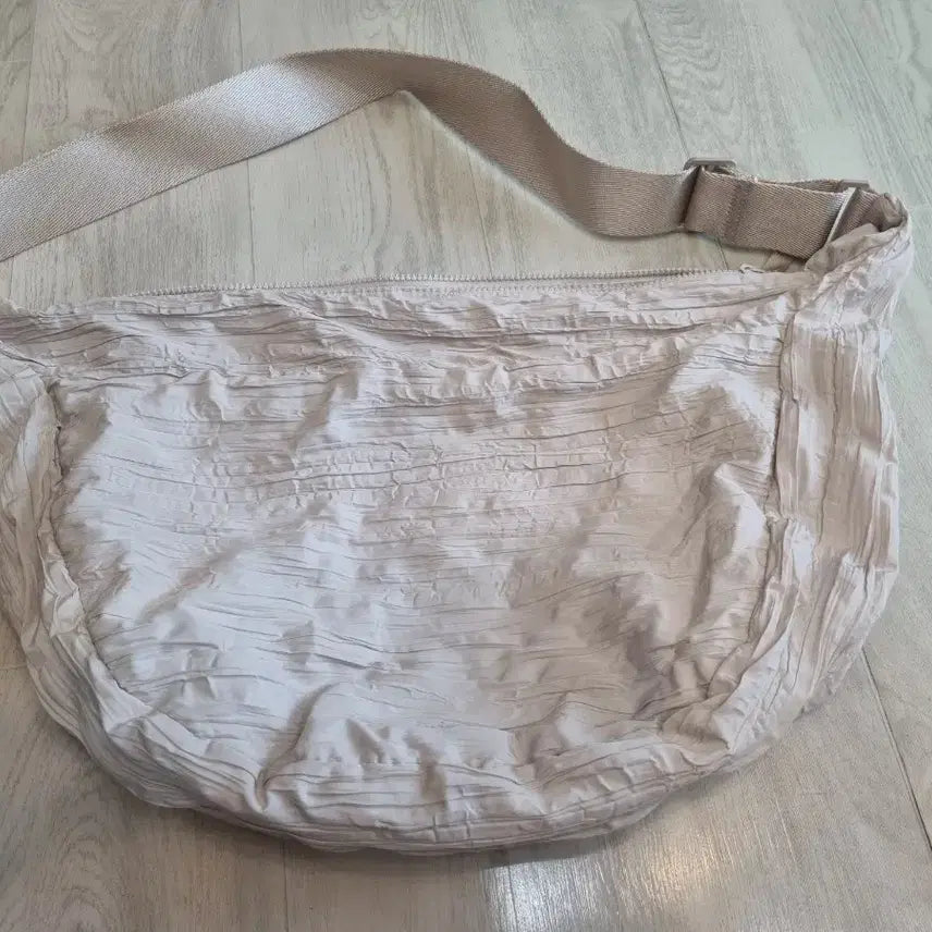 [BUNJANG] COS Cream Half Moon Crossbody Bag / 코스 크림  반달크로스