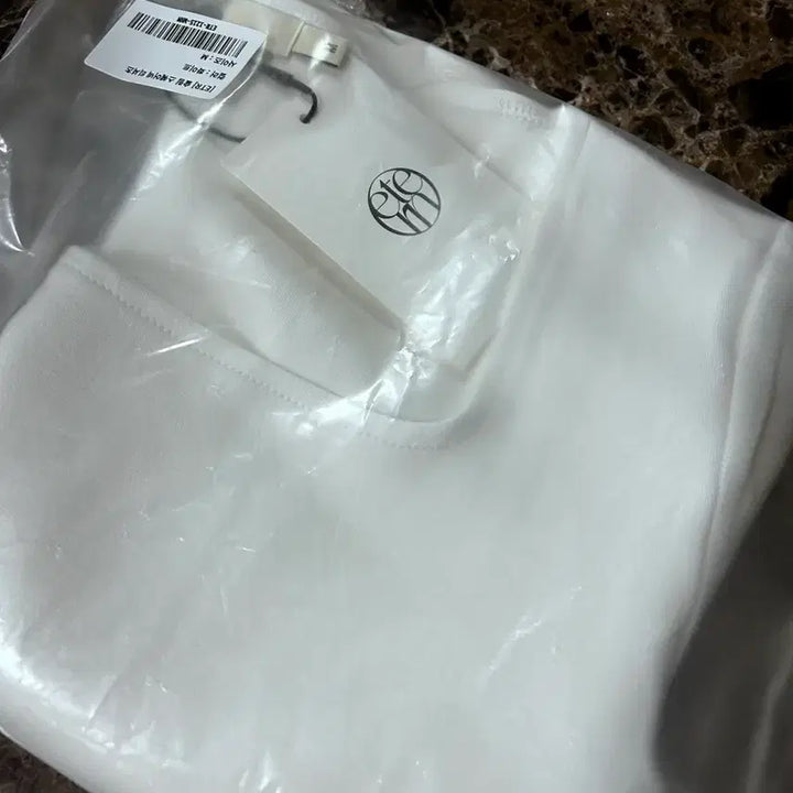 [SOLD OUT] etern 슬림 스퀘어넥 티셔츠 흰색 새상품m (택포함 완전 새옷)에테른