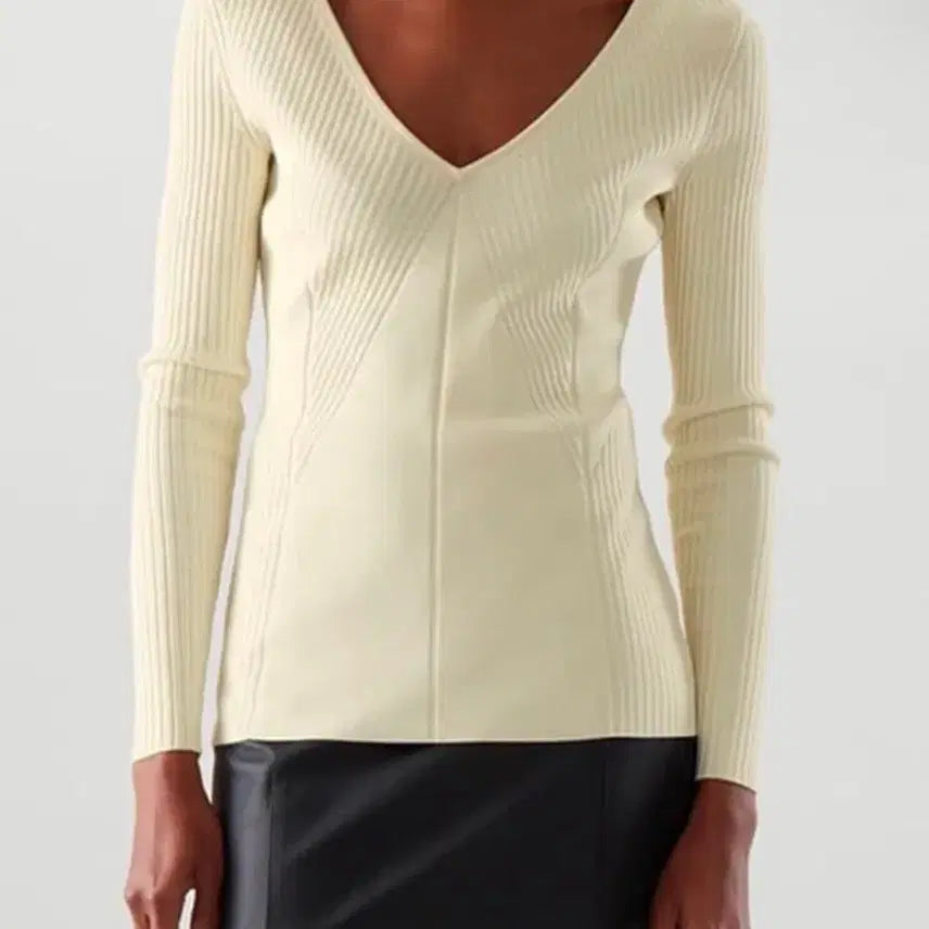 [BUNJANG] COS V-Neck Knit Sweater / COS 브이넥 니트