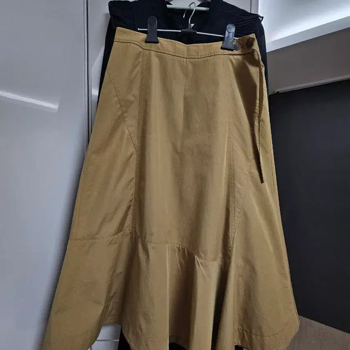 [SOLD OUT] sjsj 베이지 A라인 미디 스커트 67사이즈.