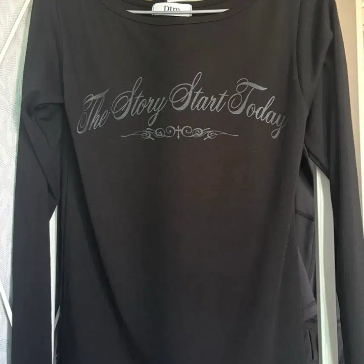 [BUNJANG] One Shoulder Lettering Long Sleeve Top / 원 오프숄더 레터링 라운드 유넥 긴팔티