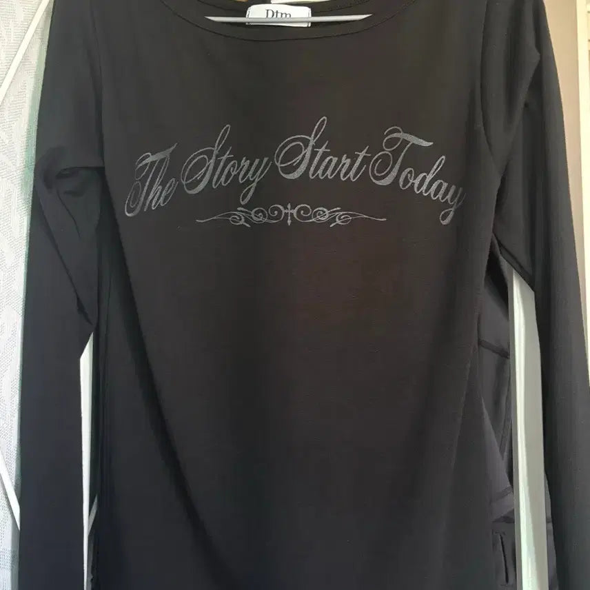 [BUNJANG] One Shoulder Lettering Long Sleeve Top / 원 오프숄더 레터링 라운드 유넥 긴팔티