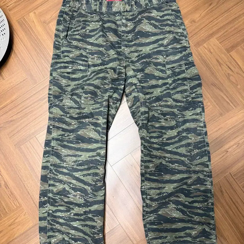 [SOLD OUT] 슈프림 카고 팬츠 올리브 타이거 카모 24SS (36사이즈)
