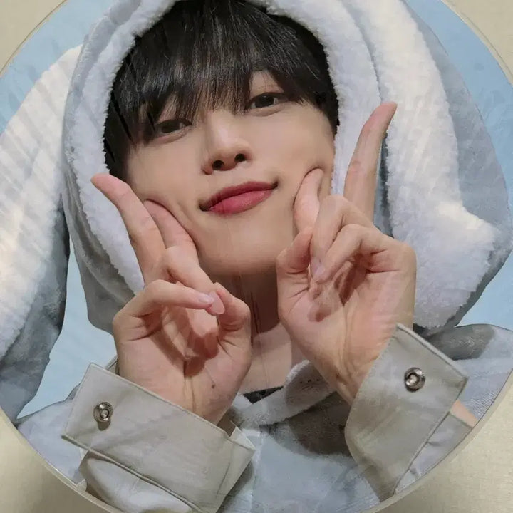 [BUNJANG] The Boyz Sunwoo Rabbit Uchiwa / 더보이즈 선우 토끼 우치와