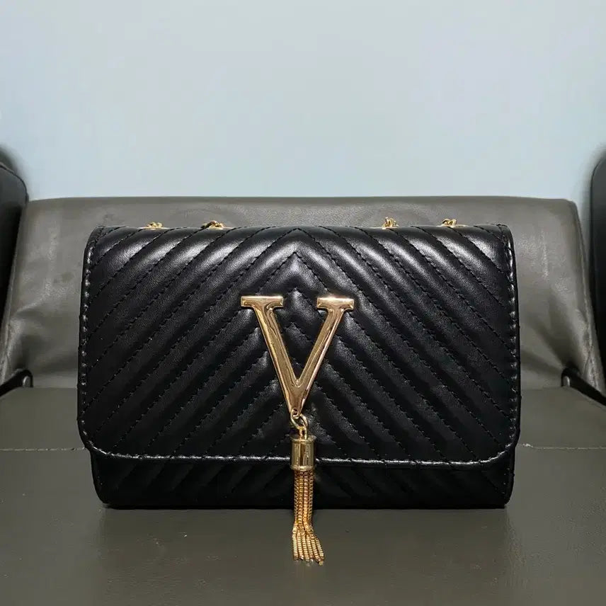 [BUNJANG] Black Quilted Gold Chain Shoulder Bag / 블랙 퀼팅 금장 로고 체인백 숄더백