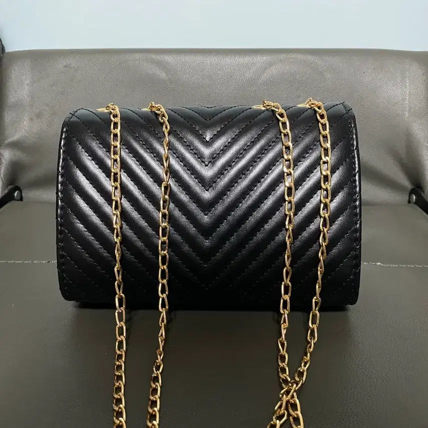 [BUNJANG] Black Quilted Gold Chain Shoulder Bag / 블랙 퀼팅 금장 로고 체인백 숄더백