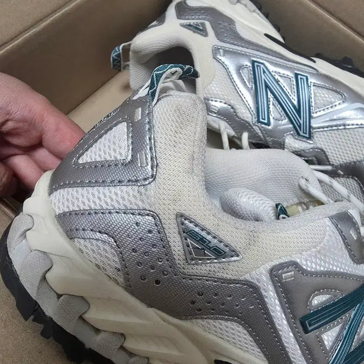 [BUNJANG] New Balance ML610T Metallic Silver Sneakers / 뉴발란스 ml610t 메탈릭 실버 265 (택포)