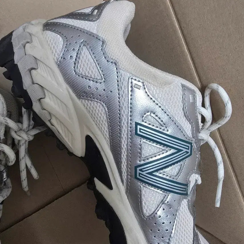 [BUNJANG] New Balance ML610T Metallic Silver Sneakers / 뉴발란스 ml610t 메탈릭 실버 265 (택포)