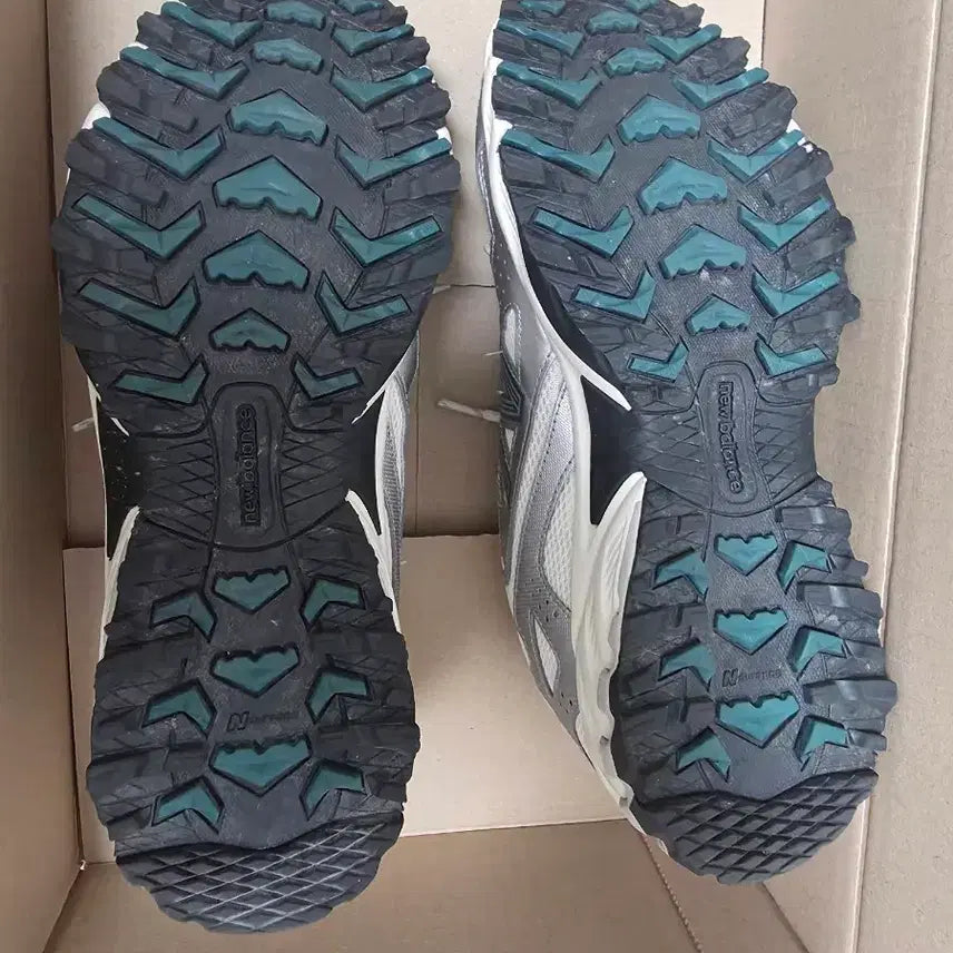 [BUNJANG] New Balance ML610T Metallic Silver Sneakers / 뉴발란스 ml610t 메탈릭 실버 265 (택포)