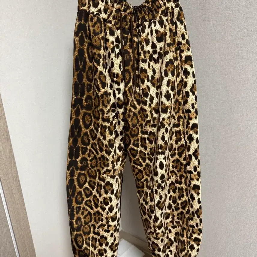 [BUNJANG] Bonita Leopard Print Jogger Pants / 보니타 호피 조거팬츠 기모