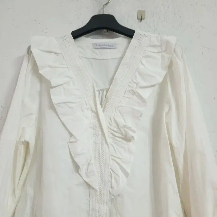 [BUNJANG] Boogmadam Frill Blouse White 66 / Boogmadam Saladi 프릴 블라우스 화이트66