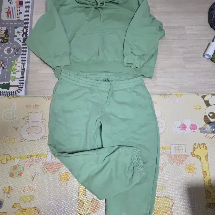 [BUNJANG] H&amp;M 연두색 후드티 트레이닝복 세트 / H&amp;M 연두색 후드티 트레이닝복 세트