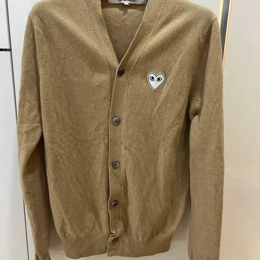 [BUNJANG] Comme des Garcons Beige White Emblem Cardigan / 꼼데가르송 베이지 화이트와펜가디건 L