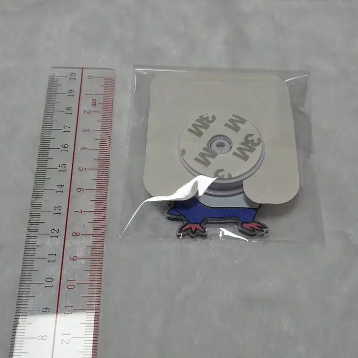[BUNJANG] Crayon Shin-chan Penguin Acrylic Grip Tok / 짱구 펭귄 옷 아크릴 그립톡