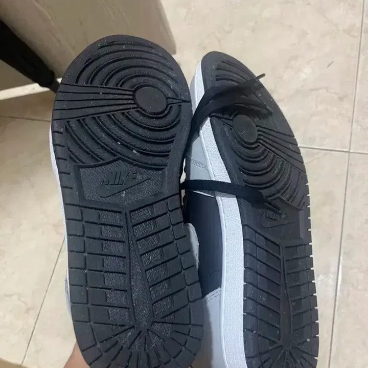 [BUNJANG] Nike Air Jordan 1 Retro High OG Shadow 2.0 Sneakers / 새제품급 나이키 조던 1 레트로 하이 OG 쉐도우 2.0 275