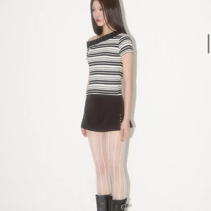 [BUNJANG] Illygo One Shoulder Studded Stripe Top / (새상품) 일리고 원숄더 스터드 스트라이프 탑 블랙 아이보리
