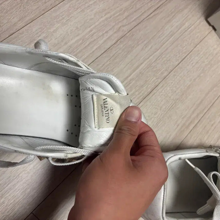 [BUNJANG] Valentino Rockstud Sneakers - Size 41 / 발렌티노 락스터드 스니커즈 41