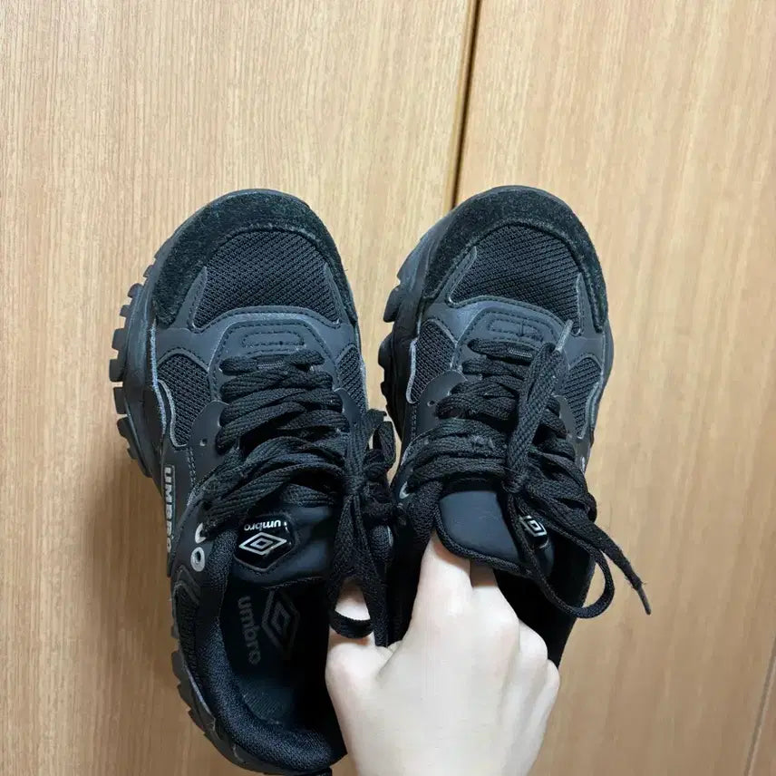 [BUNJANG] Umbro Bumpy X Neo Black Sneakers / 엄브로 범피 엑스 운동화 230