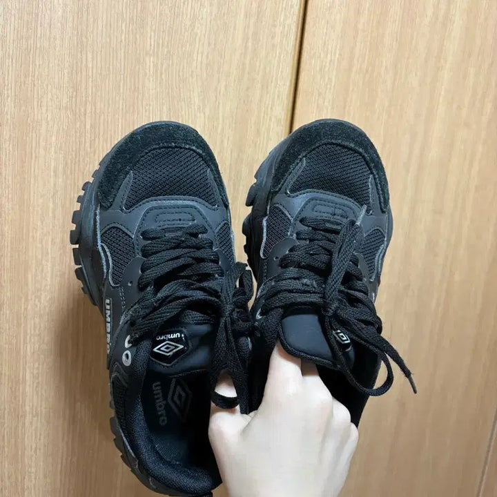 [BUNJANG] Umbro Bumpy X Neo Black Sneakers / 엄브로 범피 엑스 운동화 230