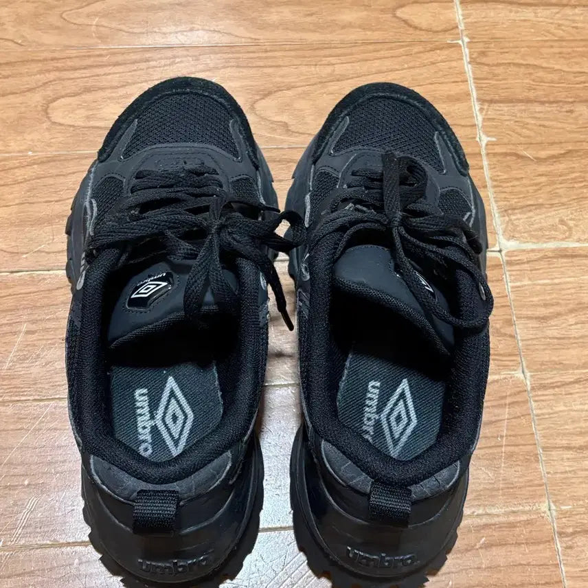 [BUNJANG] Umbro Bumpy X Neo Black Sneakers / 엄브로 범피 엑스 운동화 230