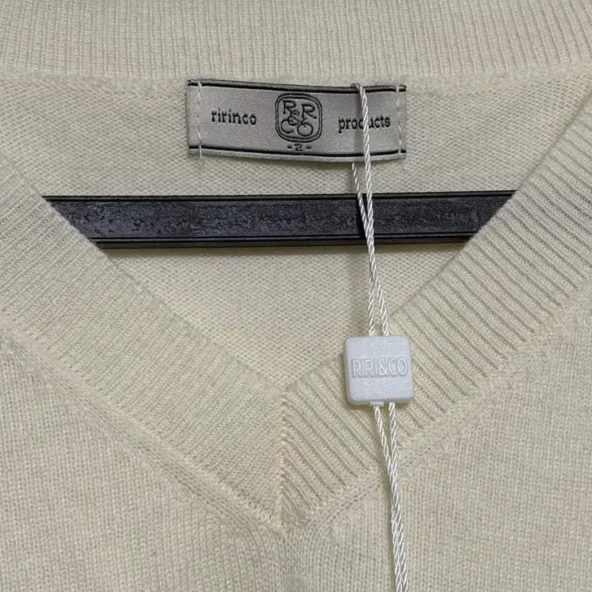 [BUNJANG] Lilly &amp; Co V-Neck Wool Knit Cream Sweater / 새상품 66-77 리리앤코 브이넥 울 니트 크림색상 봄니트 에이블리니트