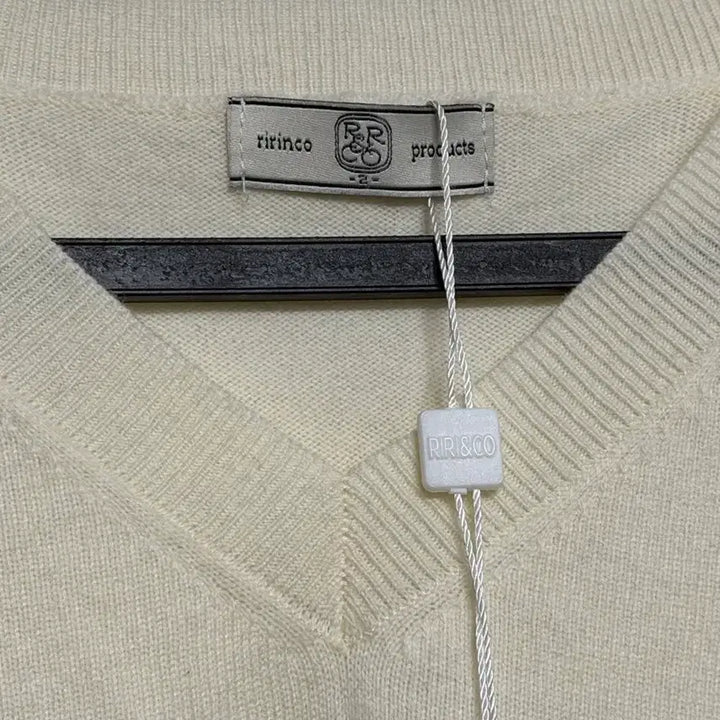 [BUNJANG] Lilly &amp; Co V-Neck Wool Knit Cream Sweater / 새상품 66-77 리리앤코 브이넥 울 니트 크림색상 봄니트 에이블리니트