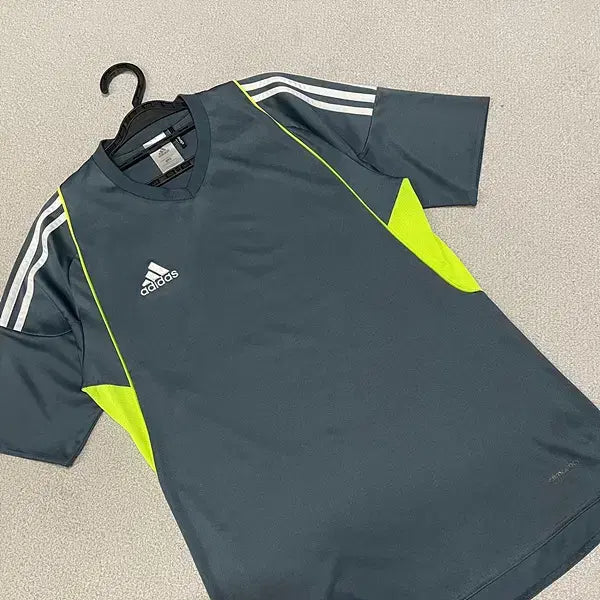 [BUNJANG] Adidas Functional V-Neck Short Sleeve T-shirt / M 아디다스 기능성 브이넥 반팔티 N.4659