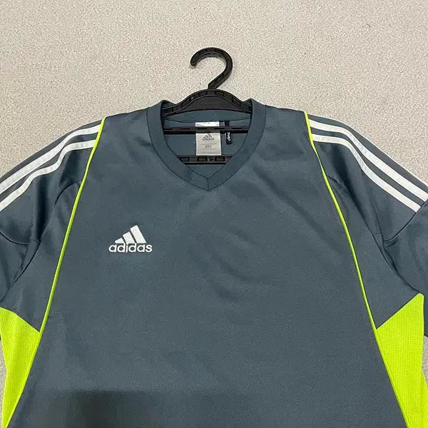 [BUNJANG] Adidas Functional V-Neck Short Sleeve T-shirt / M 아디다스 기능성 브이넥 반팔티 N.4659