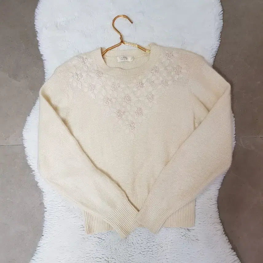 [BUNJANG] Ivory Floral Embroidered Knit Sweater / 일본 아이보리 플라워 자수 니트.울.앙고라.꽃.55~66